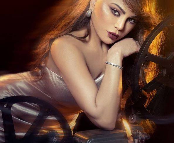 بالصور - هيفاء وهبي تضج أنوثة بإطلالة كاجوال