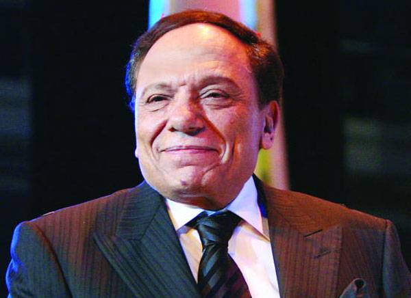 صورة نادرة – عادل إمام وعبد الحليم حافظ أثناء تسجيل مسلسل إذاعي منذ 48 عاماً