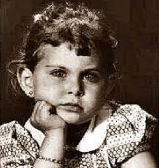 خمنوا هذه الطفلة أي نجمة شهيرة أصبحت بعد سنوات