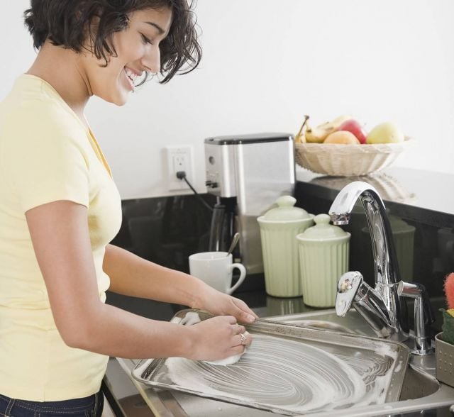 إليك أسرع حيلة للتخلص من الرائحة الكريهة في حوض غسل الأطباق