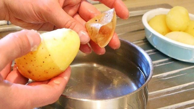 اخترنا لك أسهل طرق تقشير البطاطا المسلوقة في ثوانٍ