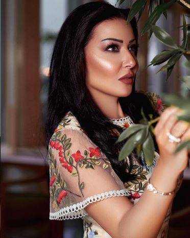 بالصور - سمية الخشاب تستعرض رشاقتها بفستان قصير