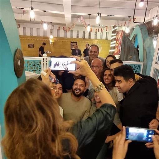 نيللي كريم تلتقط صورة لأبطال بـ100 وش