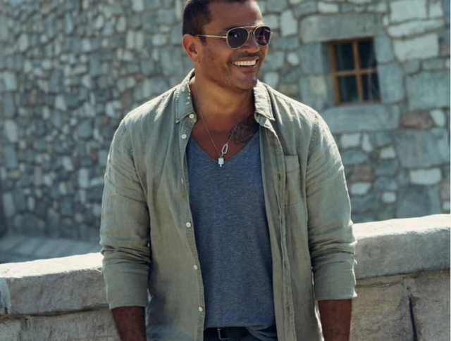 صورة نادرة لعمرو دياب وشقيقه الأصغر... ما مدى الشبه بينهما؟