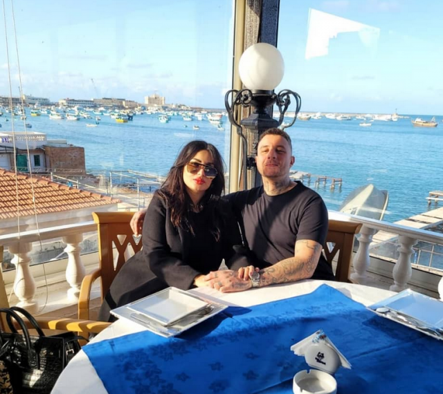 زوجة أحمد الفيشاوي تهاجم محمد رمضان وتسخر منه ومن ملابسه بقوة