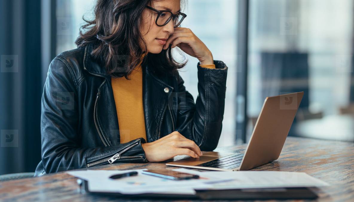 دراسة – لهذا السبب يُلحق الجلوس لمدة طويلة الضرر بأدمغتكم