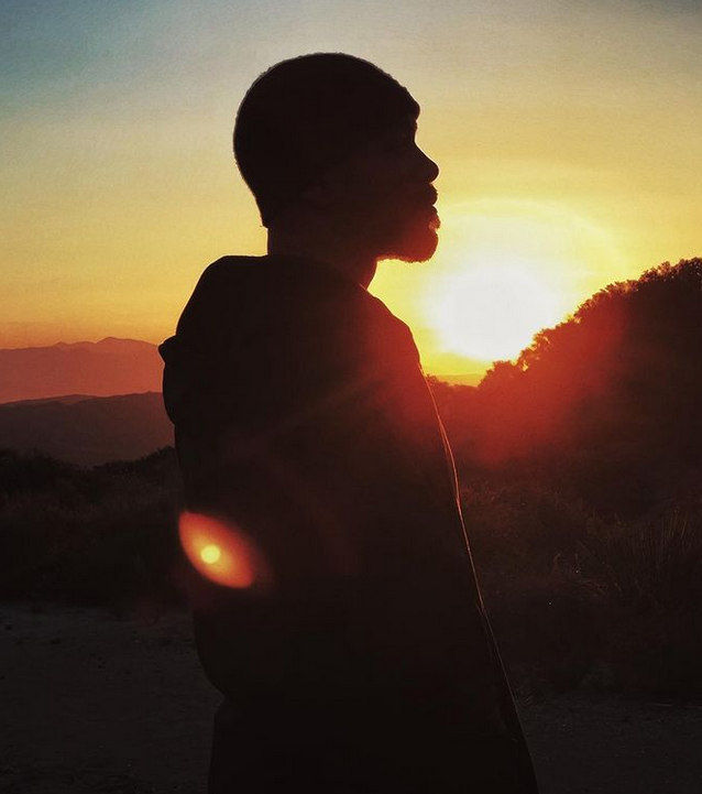 بالصور  - زوجة نجم هوليوودي شهير تظهر بالحجاب وتُحدث ضجة