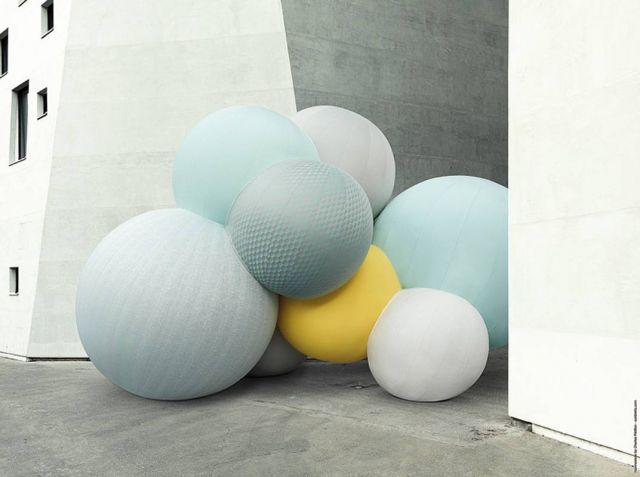 بالونات عملاقة ملبّسة بالقماش لخلق تأثيرات زخرفية مثيرة