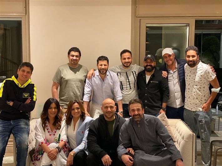 بالصور - كريم عبد العزيز بالجلباب في إفطار 