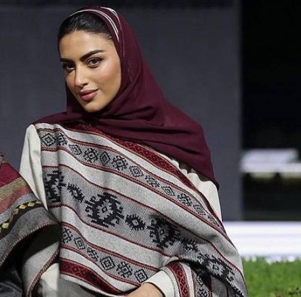 بالصور – مصمّمة الديكور الجميلة هذه هي والدة فاشينيستا خليجية شهيرة