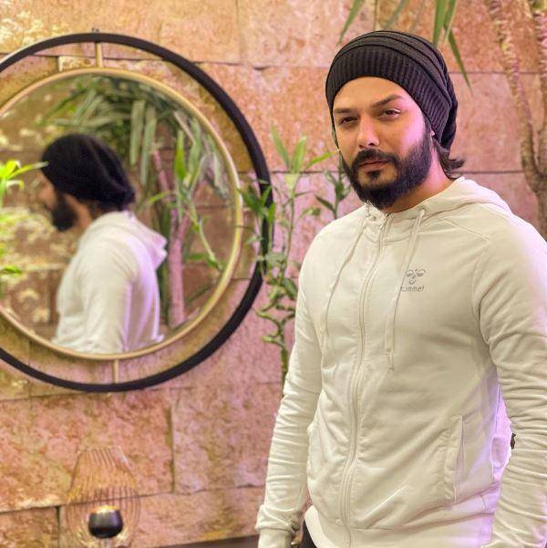 بالفيديو – سخرية من علي يوسف بسب خرقه قرار اعتزاله وتغير شكله