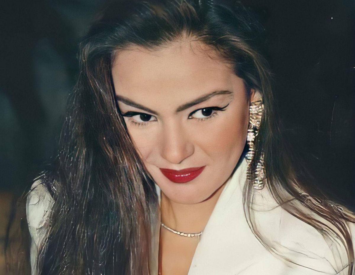 صورة نادرة لشريهان منهارة خلال مراسم جنازة شقيقها عمر خورشيد