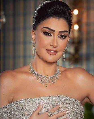 بالصور - غادة عبد الرازق تتحوّل لمايا دياب بإطلالة مختلفة