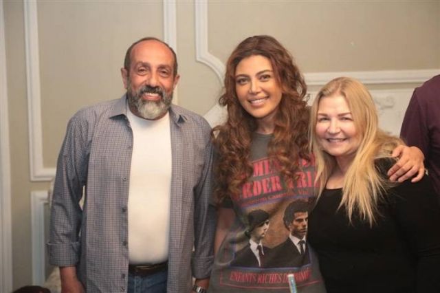 ريهام حجاج تحتفل مع فريق العمل بانتهاء تصوير 