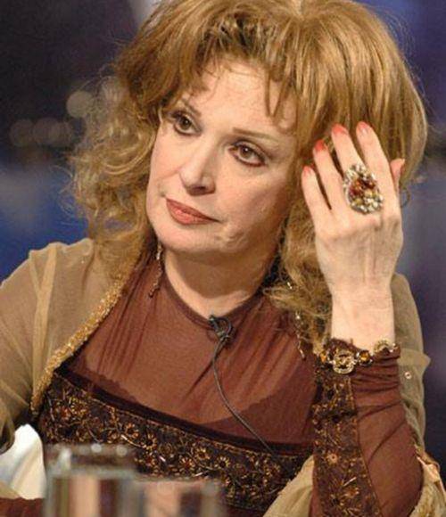 صورة نادرة – الشبه الكبير بين نيللي وشقيقتيها حديث الجمهور