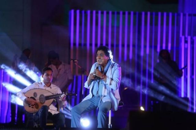 محمد منير يغني جالسا