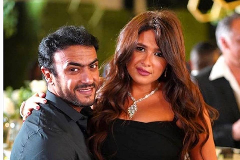 بالفيديو - أحمد العوضي قلق ويتحدث بجرأة عن صعوبة العمل مع زوجته