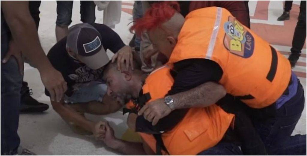 بالفيديو - رامز جلال يفلت من يدَيّ أحمد سعد بأعجوبة