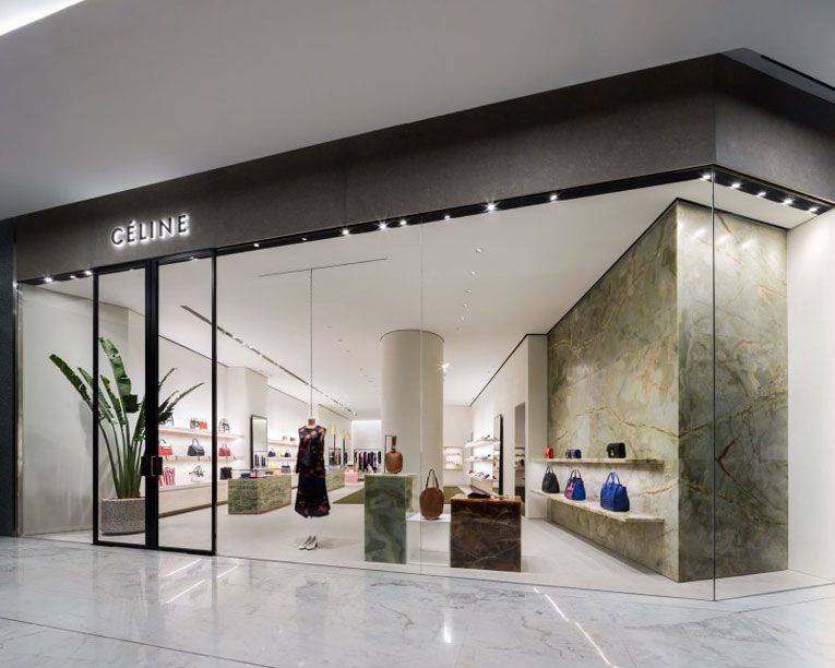 بحسب Celine و Hedi Slimane... ماذا ترتدين هذا الصيف؟