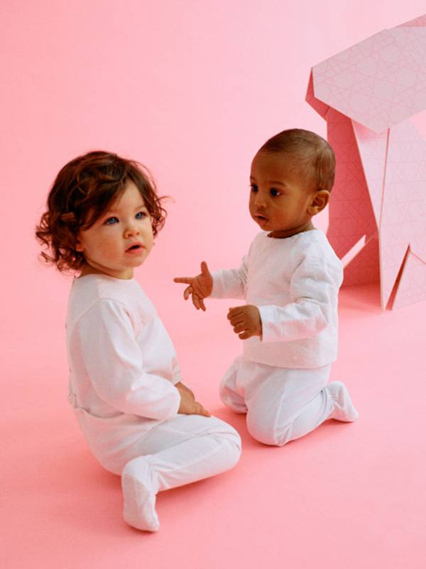 مجموعة للأطفال من ديور بتطبيعات الكاناج Baby Dior Cannage