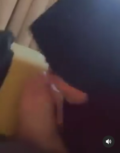 بالفيديو  - شهيرة سعودية توقظ زوجها بتقبيل قدمه وتتلقى انتقادات قاسية