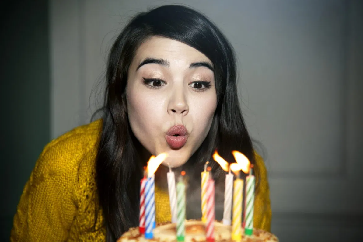 دراسة تحذّر – النفخ على شموع قالب الحلوى عادة سيئة لهذا السبب