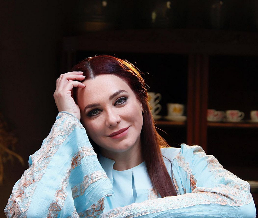 بالصورة – قريبة سلاف فواخرجي تسرق الأضواء منها بجمالها