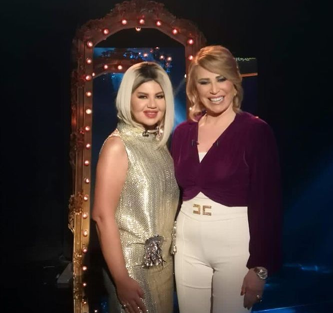 بالفيديو – بوسي شلبي تنزع الباروكة على الهواء وهكذا بدا شكلها