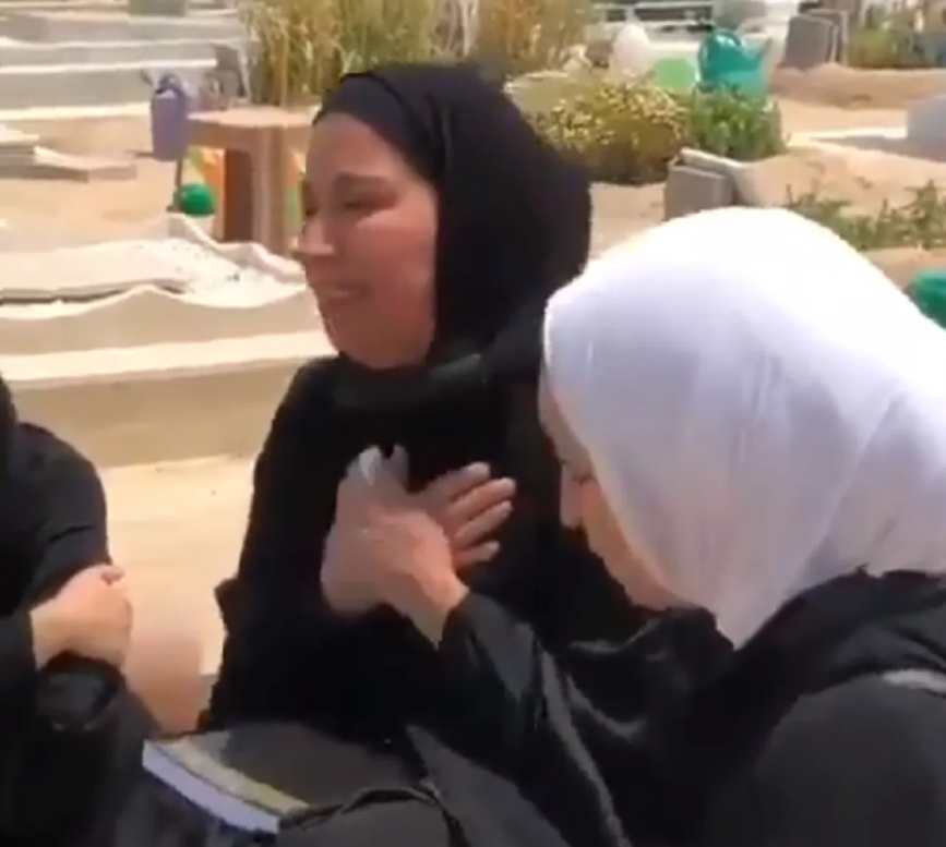 بالفيديو – بكاء والدة ضحية جريمة 