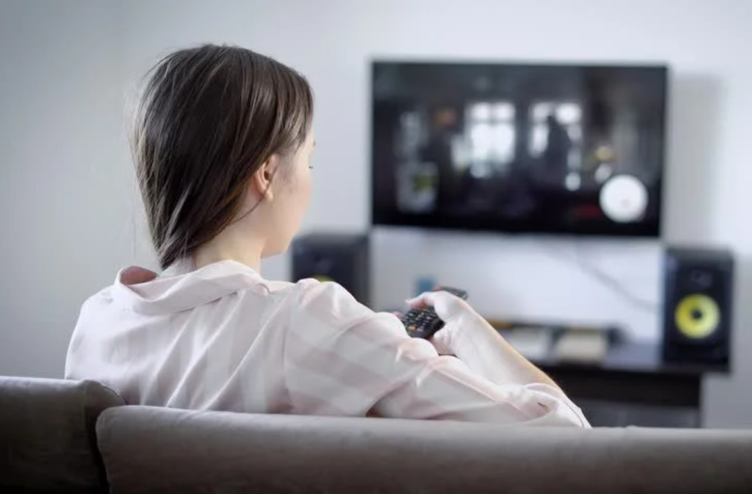 دراسة – بهذه الطريقة تحرقون السعرات الحرارية وأنتم تجلسون على الأريكة