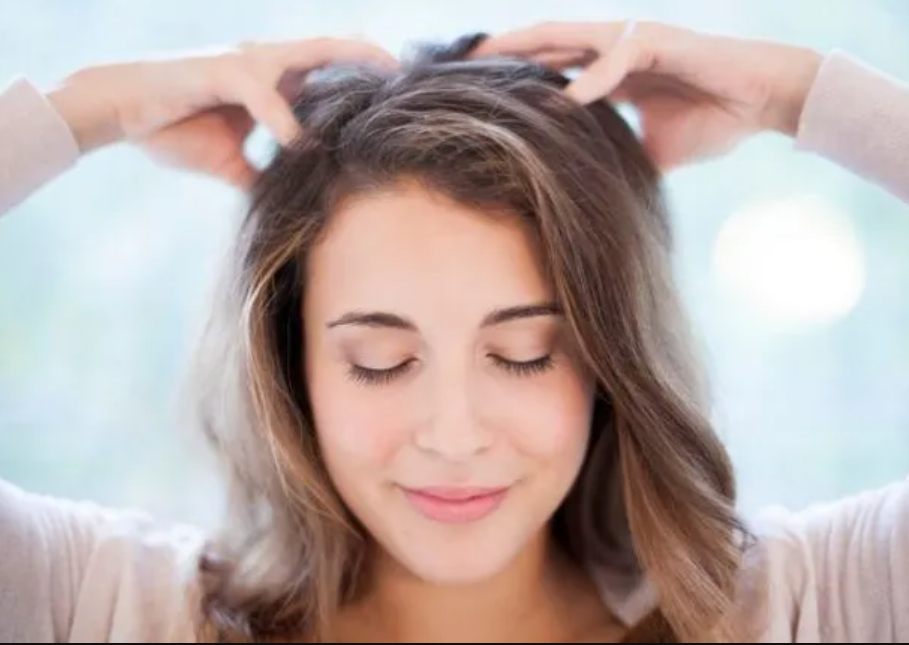 تعلّموا طريقة تدليك فروة الرأس... الفوائد كثيرة