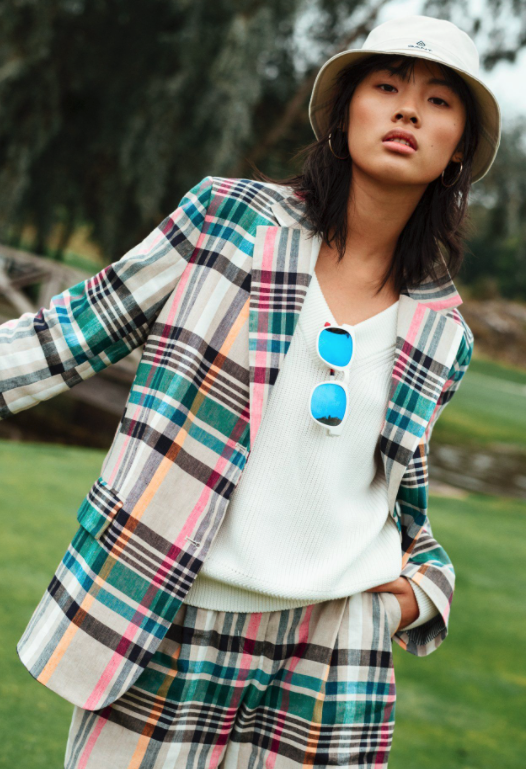 قبّعات الدلو تتصدّر مشهد الموضة هذا العام