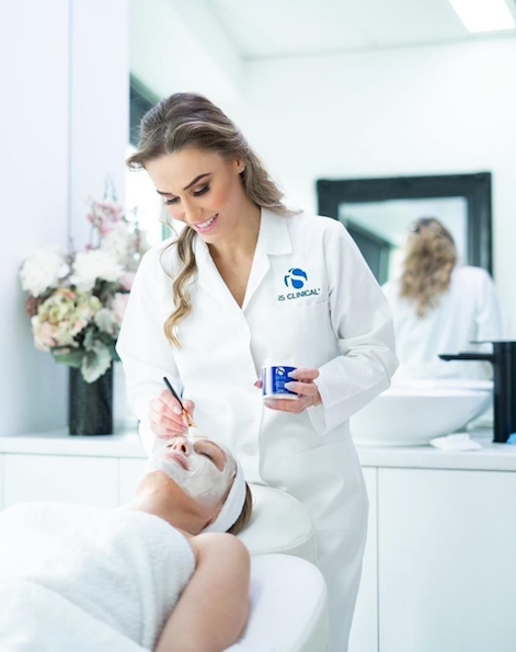 بشرتك متوهجة في رمضان من iS Clinical مع تقنية 