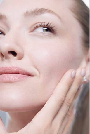 مستحضر Clarifique Refining Enzymatic Dual Essence: ثورة Lancôme في مجال تعزيز نقاوة البشرة