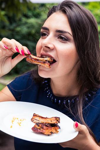 لتناول اللحم المشوي من دون إلحاق الضرر بالصحة... هذا ما يجب فعله