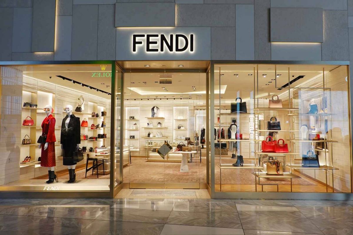 مجموعة كبسولة من Fendi تستعيد شاعرية أزياء كيم جونز