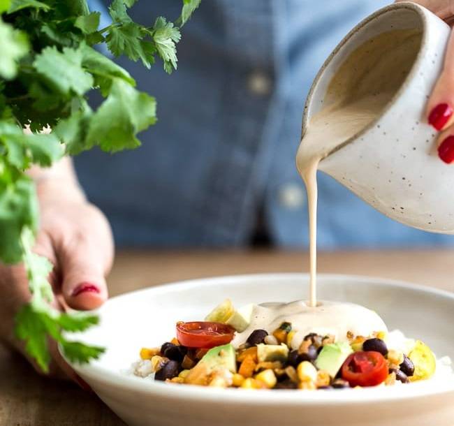 لتحافظي على صحة أسرتك تنبّهي إلى خطورة الصلصات الجاهزة