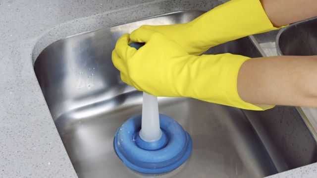 إليك أكثر الطرق سهولةً للتخلّص من مشكلة انسداد حوض غسل الأطباق