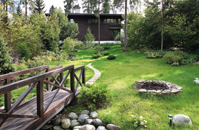 الجسر الخشبي يلغي العبور بين الخارج والداخل