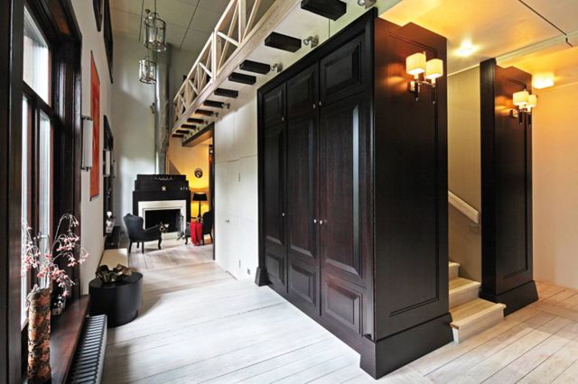 مدخل المنزل من الداخل، ويبدو بيت الدّرج بفكرته المبتكرة