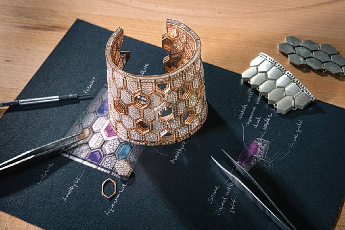 BVLGARI غوص في عمق الألوان مع الساعات المجوهرة ..... والمرصّعة بالأحجار الكريمة