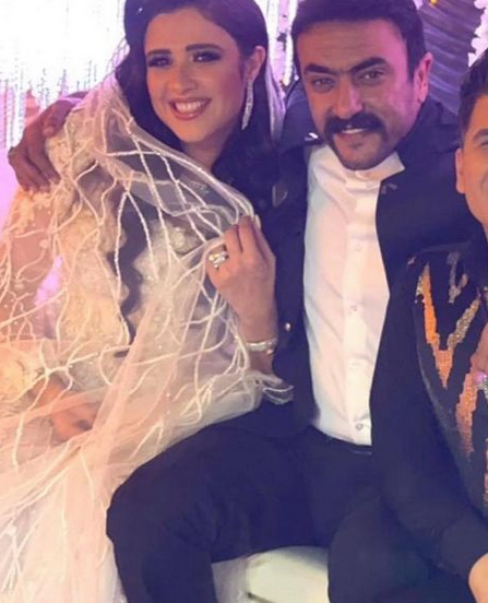 بالصور - حضن ياسمين عبد العزيز يؤلم أحمد العوضي وهي تعلّق: 