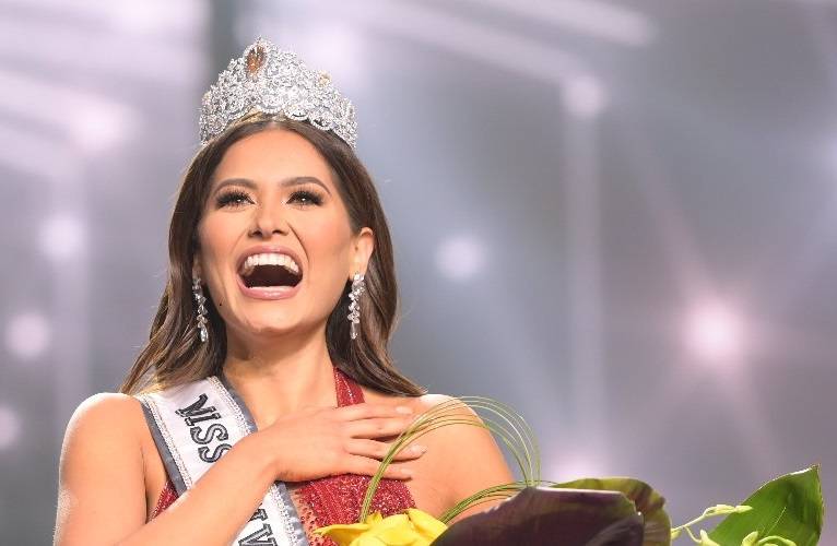 بالفيديو - تعرّفوا إلى ملكة جمال الكون الجديدة