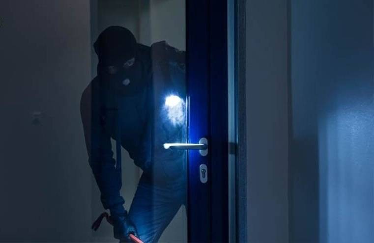 سرقة مجوهرات ومال وميدالية ذهبية من منزل هذه الفنانة العربية