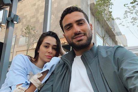 بالصور - محمد الشرنوبي يتغزّل بزوجته وهي تردّ عليه