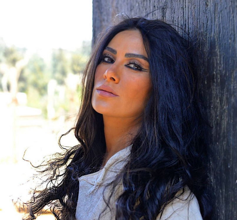 بالصور – هل تحولت صبا مبارك إلى شبيهة لياسمين صبري؟