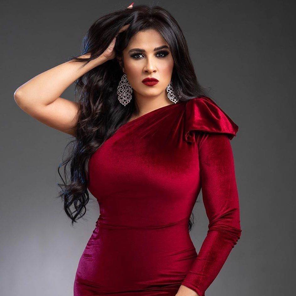 ياسمين عبد العزيز تلغي متابعة مؤلف مسلسلها