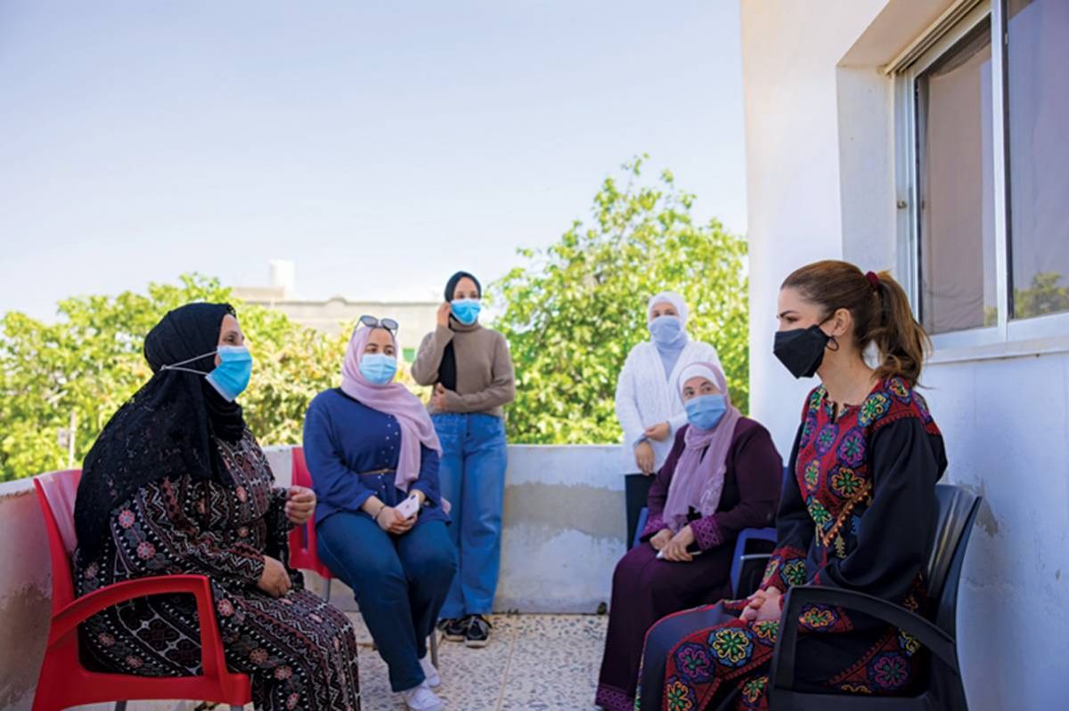 الملكة رانيا تزور مادبا وتلتقي سيدات 