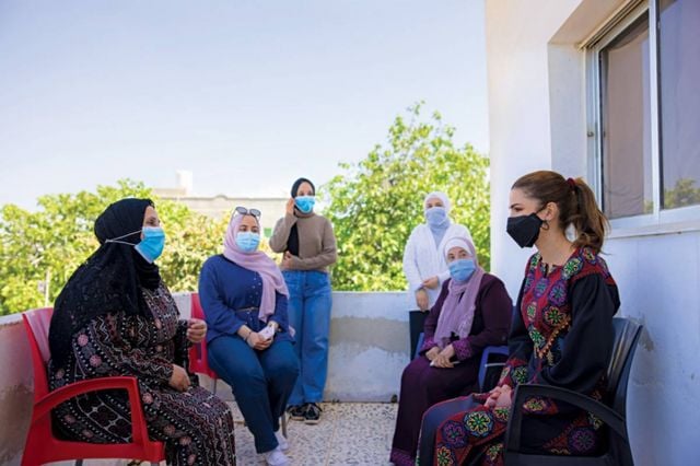 الملكة رانيا تزور مادبا وتلتقي سيدات 