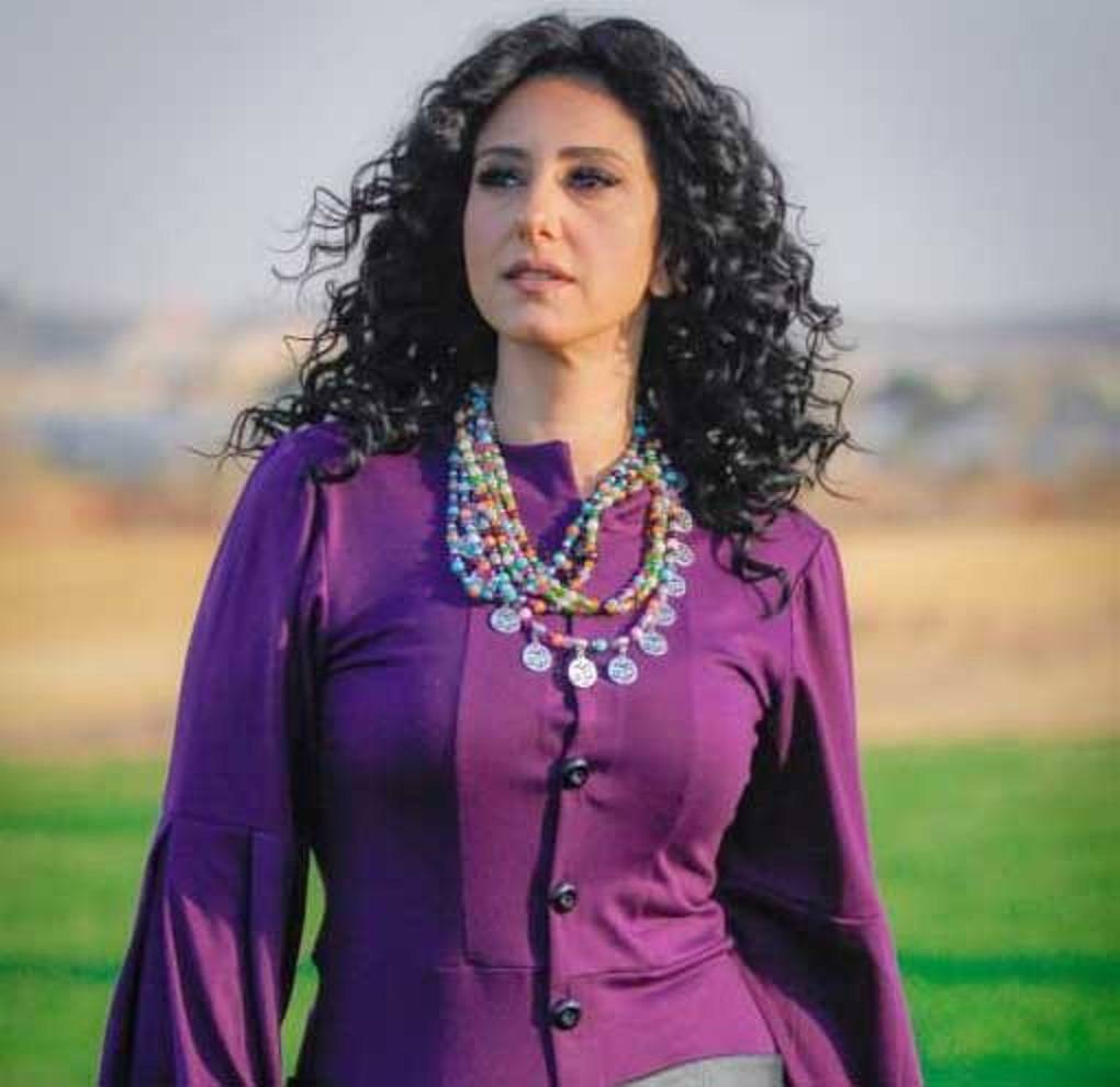 بالفيديو - تأثير مواقع التواصل في حنان مطاوع ورأي زوجها في أعمالها